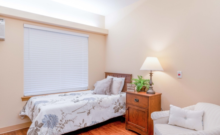 Bedroom with single bed