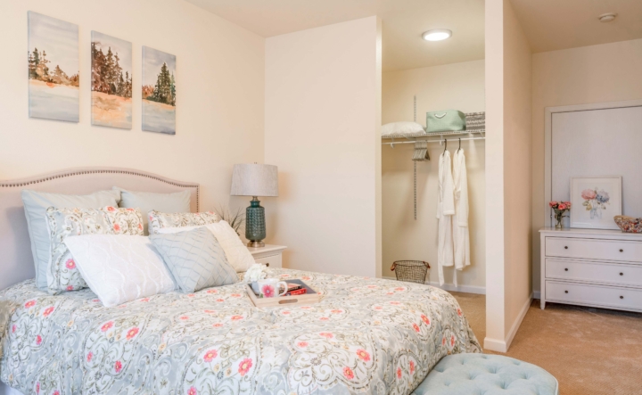 Bedroom with Queen bed